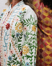 Indlæs billede til gallerivisning Lang jakke med broderi hvid